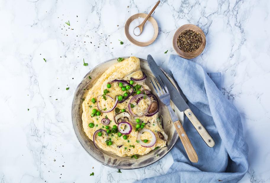 Omelett mit Zwiebeln, Käse, Erbsen, Cornichons und Champignons