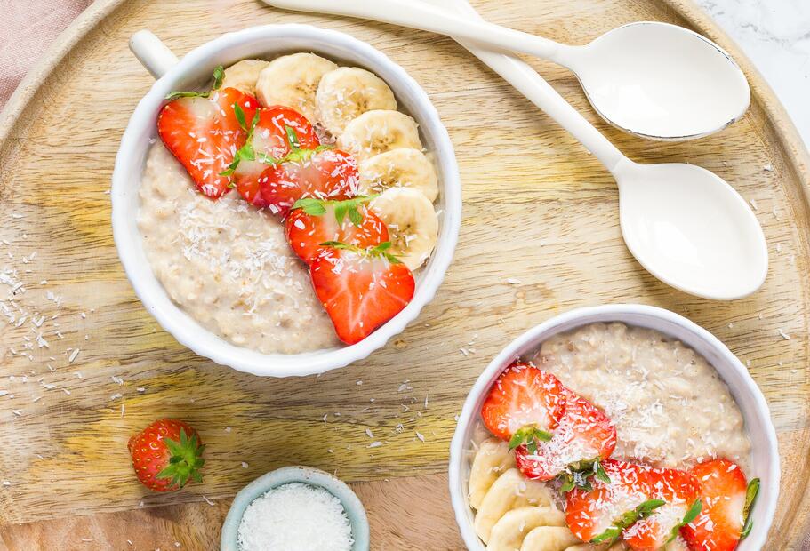 Porridge mit frischen Früchten