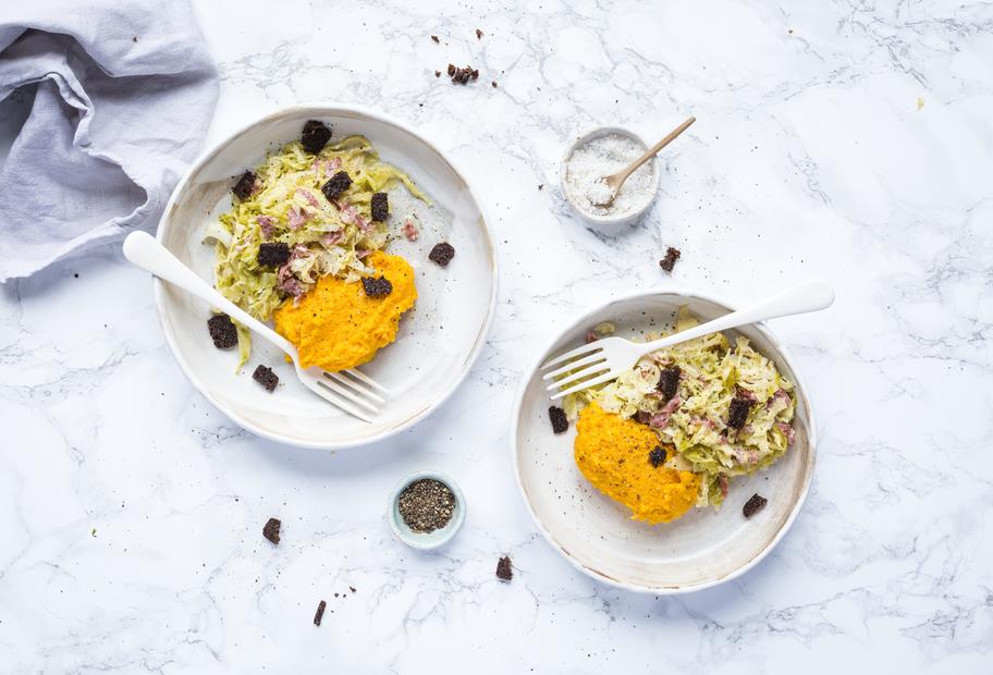 Rahm-Wirsing mit Karottenstampf und Pumpernickel-Croûtons