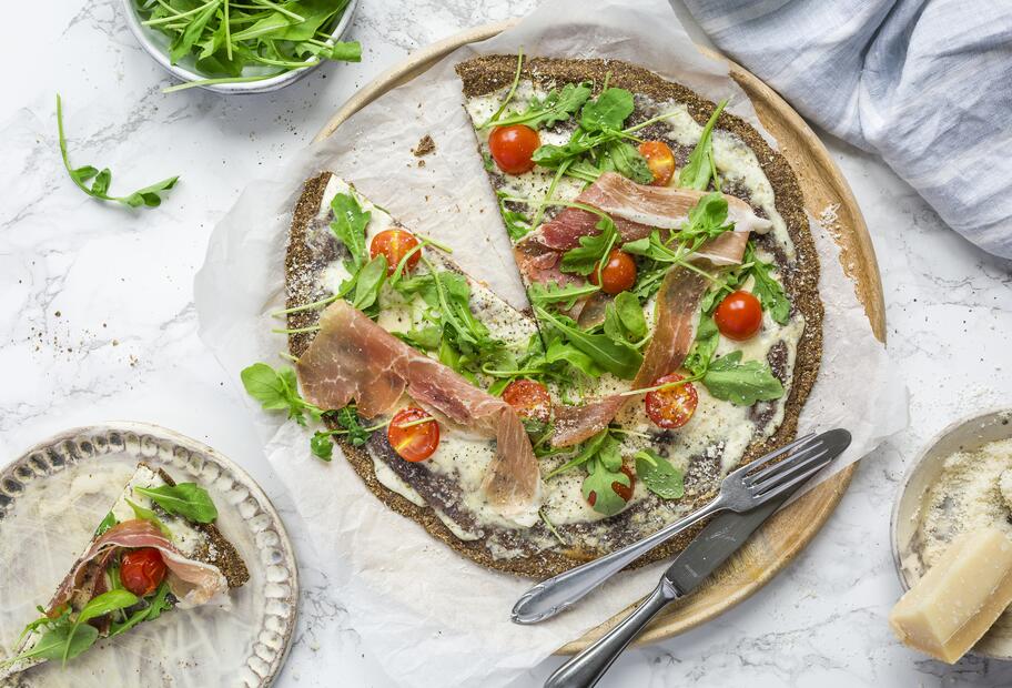 (S)Low-Carb Prosciutto Pizza mit Leinsamenboden