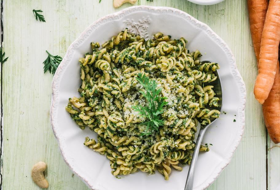 Vollkornpasta mit Pesto aus Karottengrün