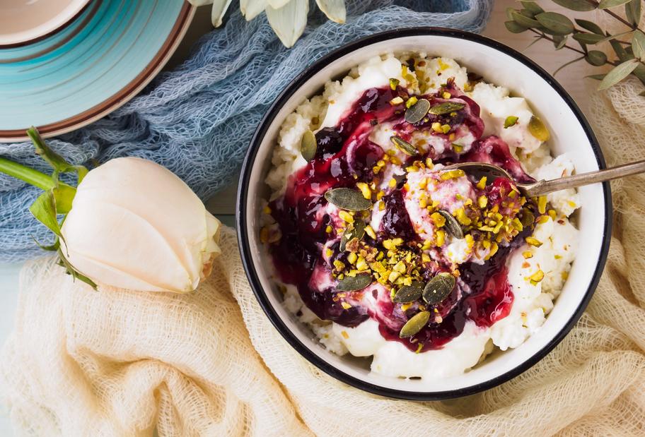 Protein Breakfast Bowl mit Quark und Beeren