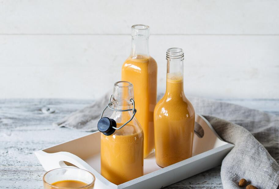 Apfel-Karotten-Saft mit Mandeln