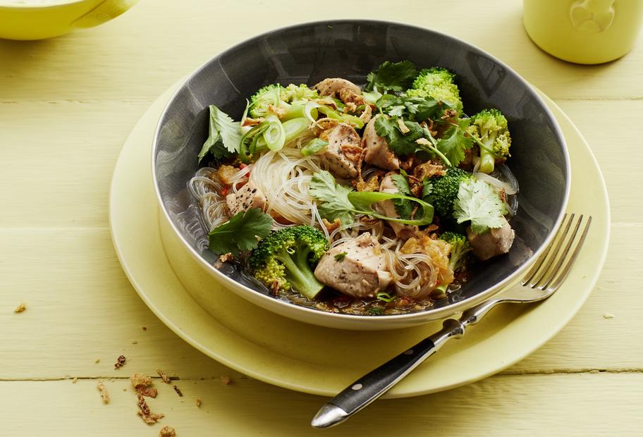 Asiatische Glasnudeln mit Hähnchen und Brokkoli