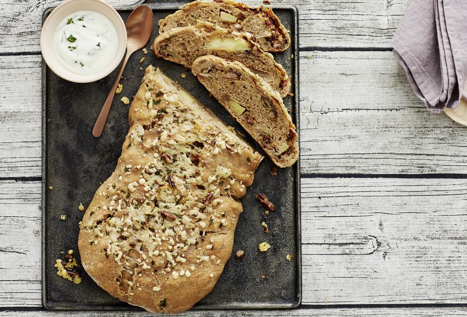 Brotteigrolle mit Bergkäse und Speck