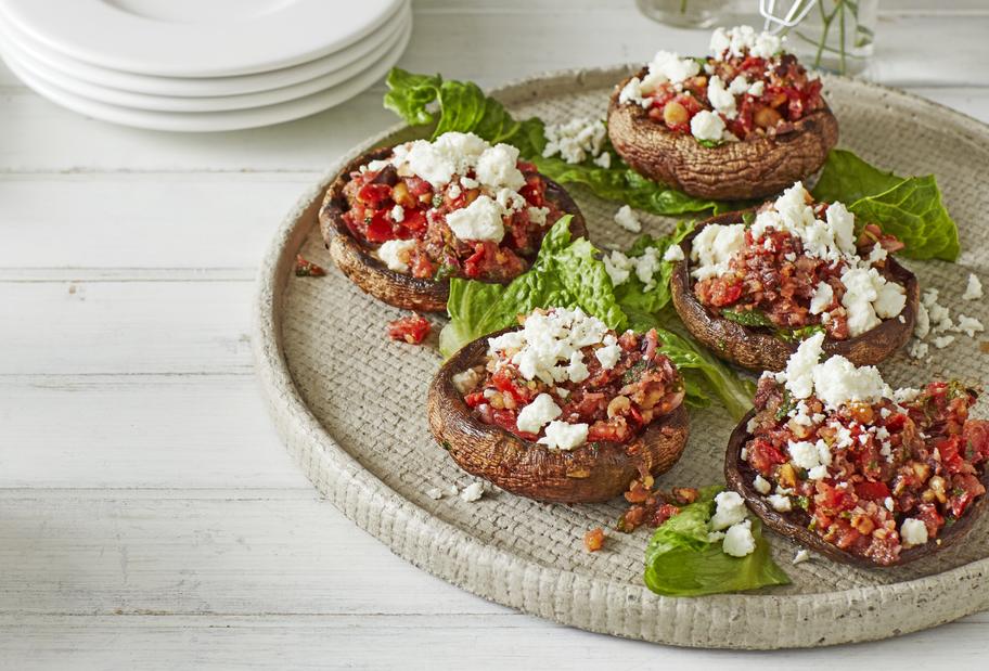 Gegrillte Pilze mit Oliven und Feta