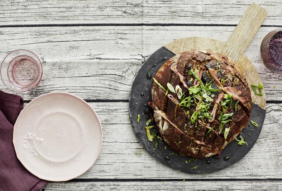 Kräuterbutterbrot mit Schinken