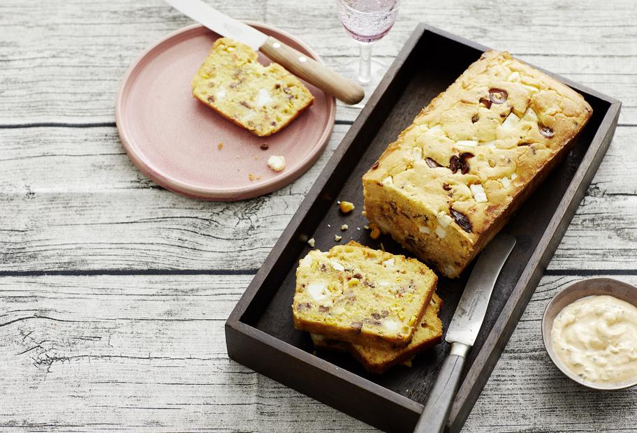 Maisbrot mit Chili, Speck und Feta