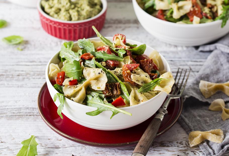 Nudelsalat mit Paprika, getrockneten Tomaten und Olivenpesto für den ...