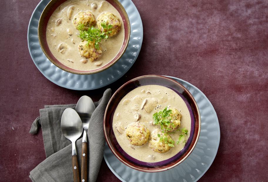 Pilzcremesuppe mit Schinken-Semmelknödeln