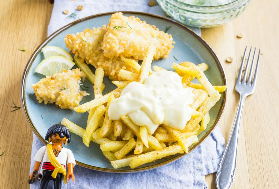 Piratenteller mit Pommes und Fischnuggets