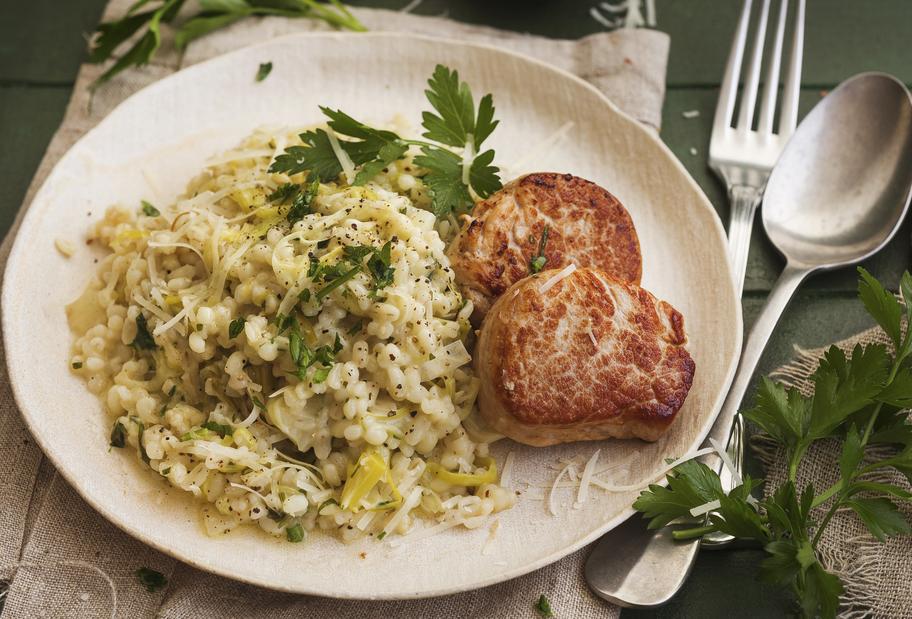 Porree-Graupen-„Risotto“ mit Schweinemedaillons