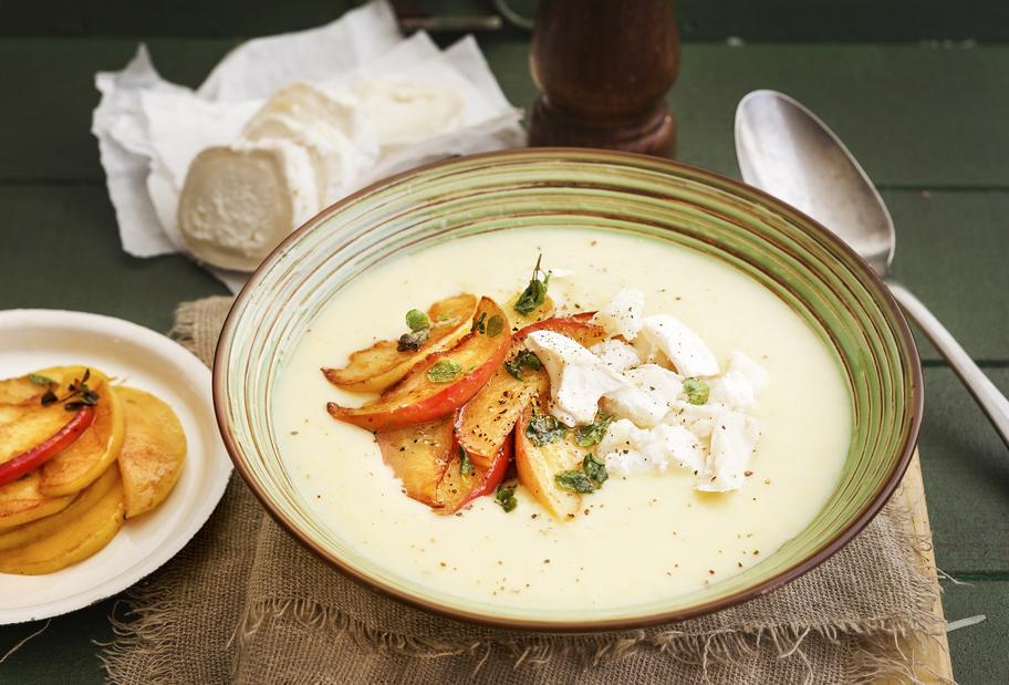 Porreecremesuppe mit Äpfeln und Ziegenkäse