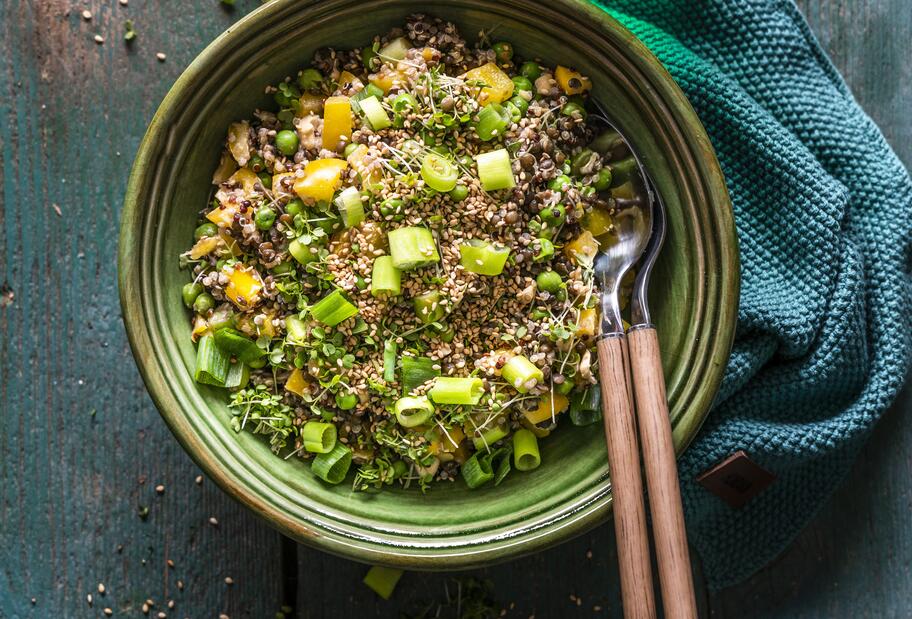 Quinoa-Linsen-Salat mit Sesamdressing
