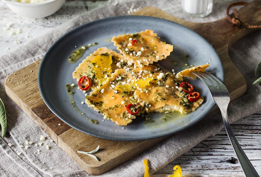 Ravioli in pikanter Salbei-Orangen-Butter