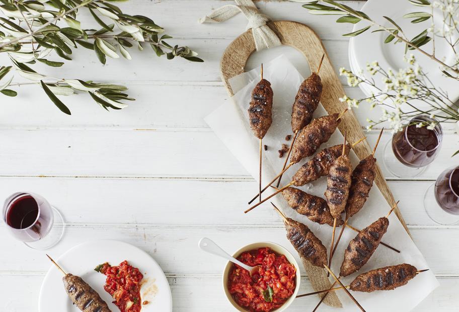 Rinderhack-Saté mit Paprikasauce