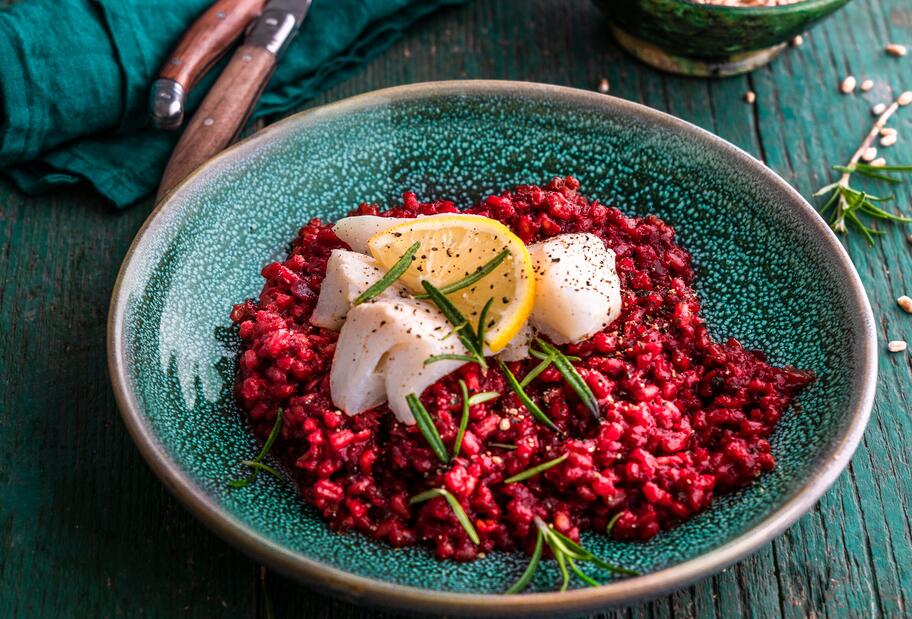 Rote-Bete-Dinkel-„Risotto“ mit Kabeljau