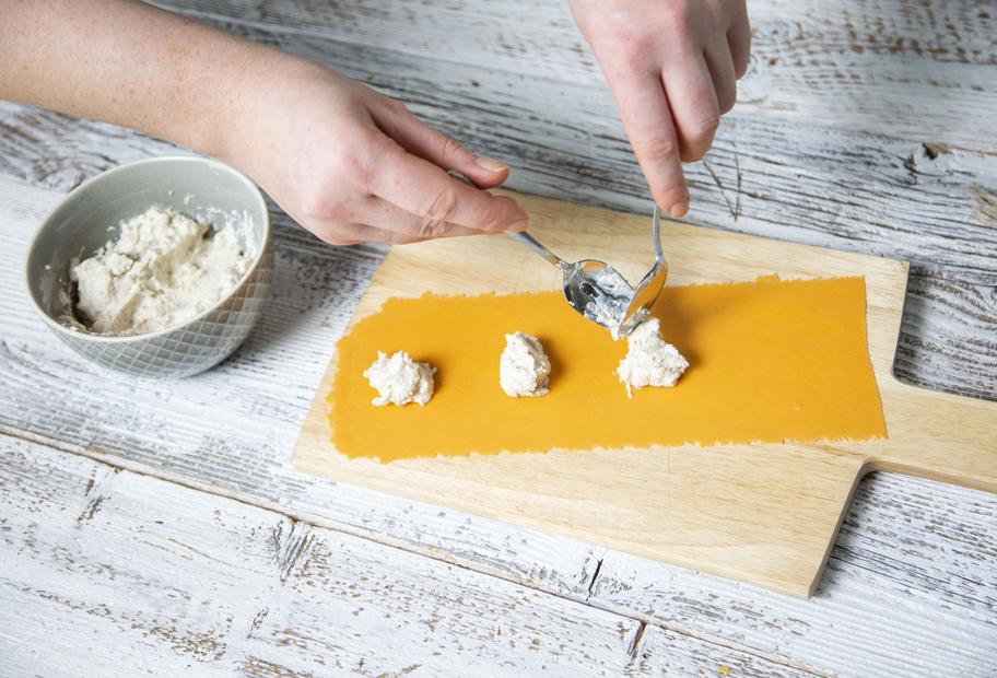 Rote-Linsen-Ravioli mit Ziegenkäsefüllung