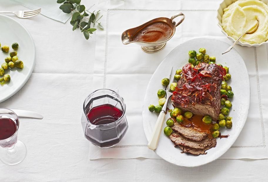Sauerbraten mit Speck und Rosenkohl