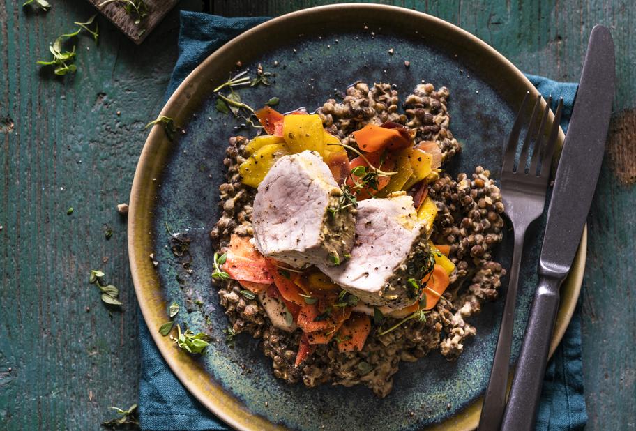 Schweinefilet mit Senflinsen und saisonalem Rübengemüse