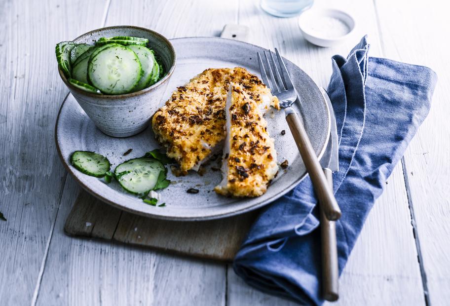 Schweineschnitzel in Röstzwiebelpanade mit Gurkensalat