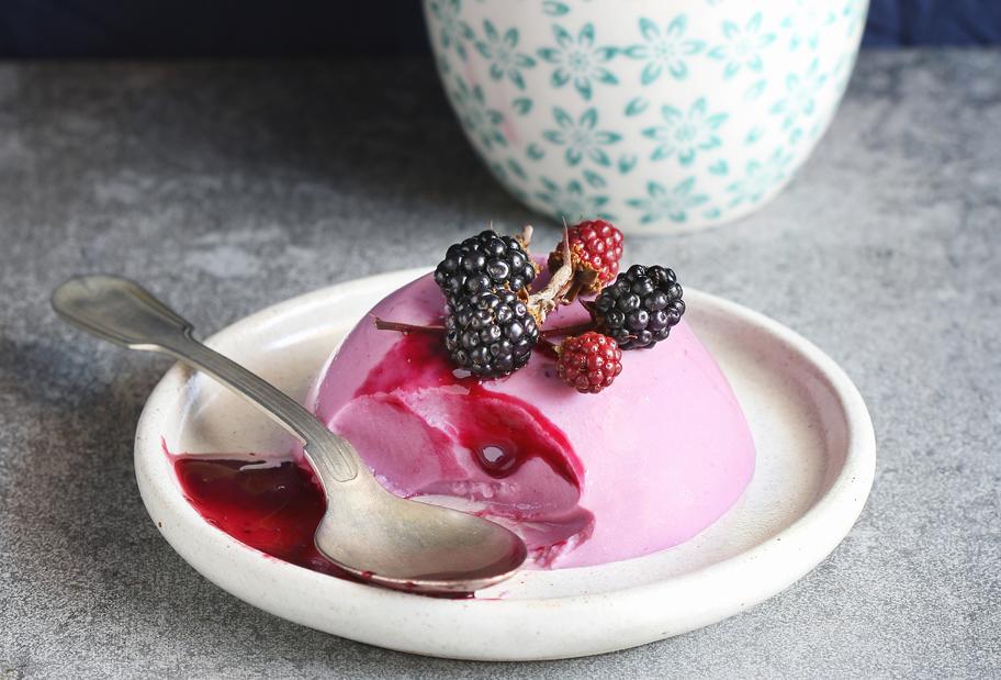 So fruchtig, so cremig: Brombeer-Pannacotta