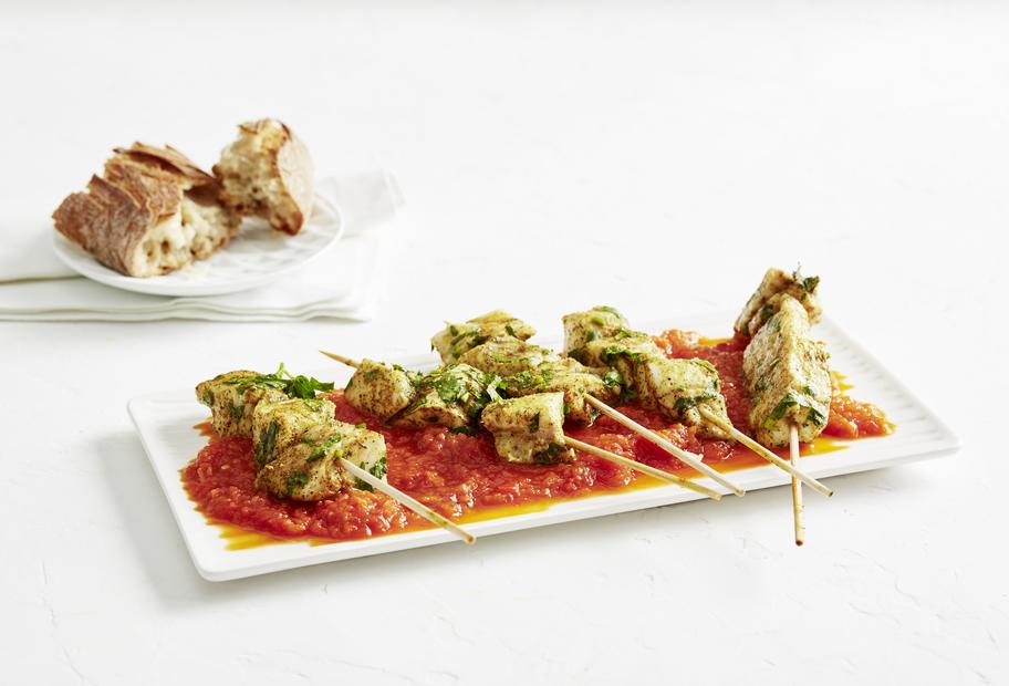 Feine Zanderspießchen auf feurig-fruchtiger Sauce