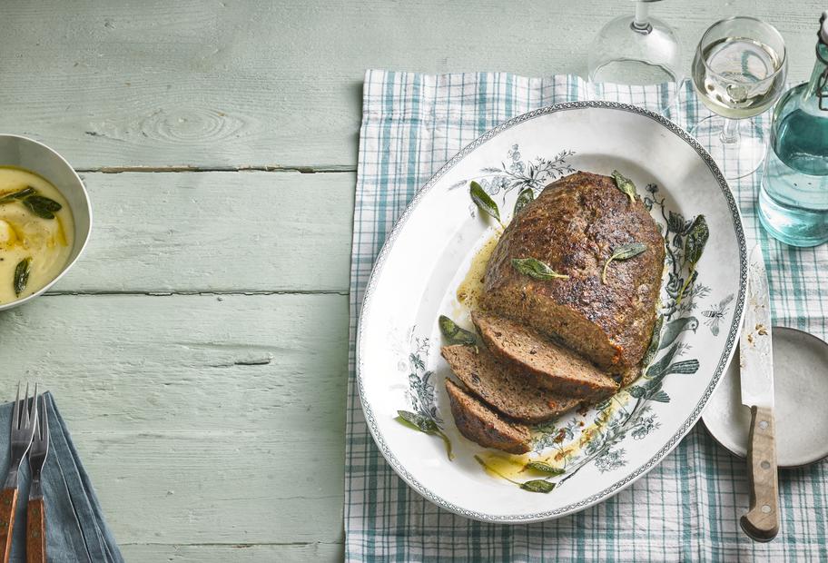 Hackbraten mit Salbei, Oliven und Topinamburstampf