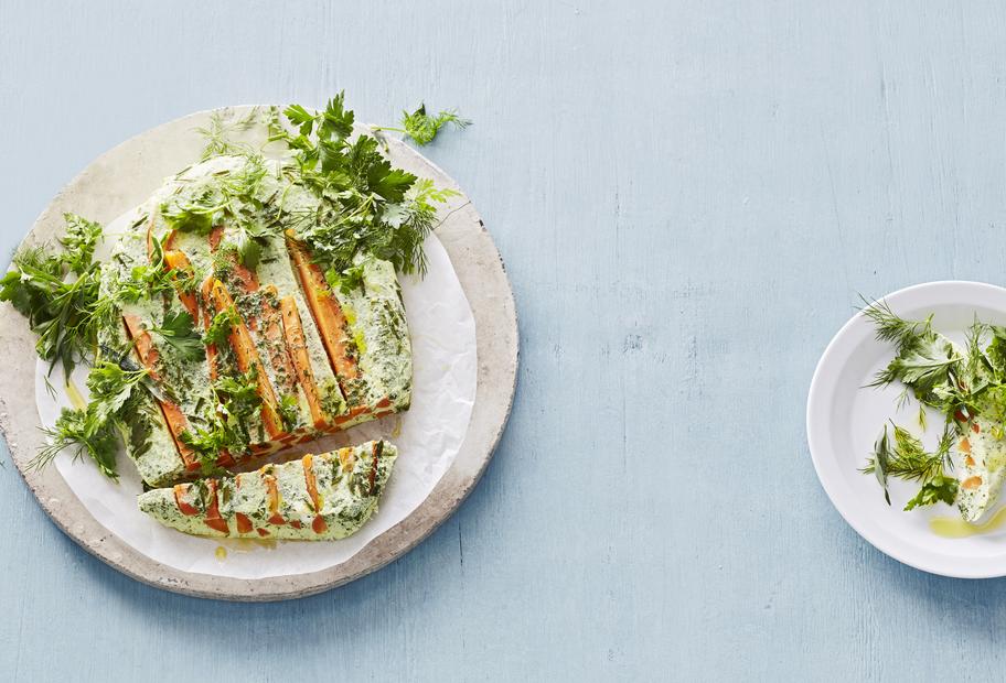 Karotten-Kräuter-Omelett mit Ziegenfrischkäse