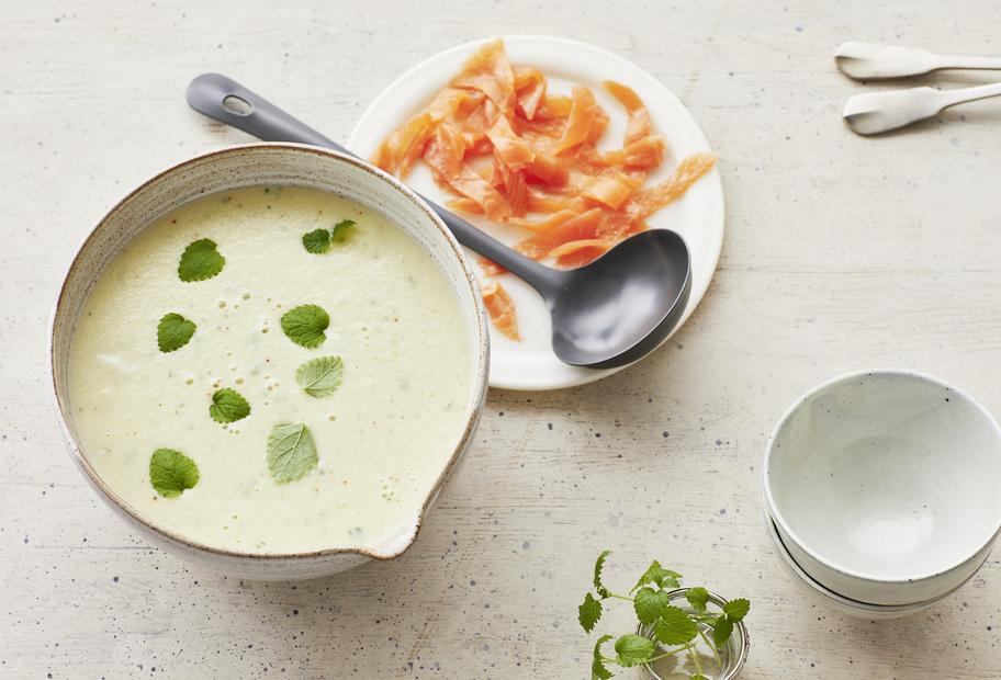 Kohlrabicremesuppe mit Räucherlachs