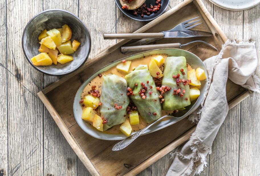 Kohlrouladen mit Kartoffeln und Speck