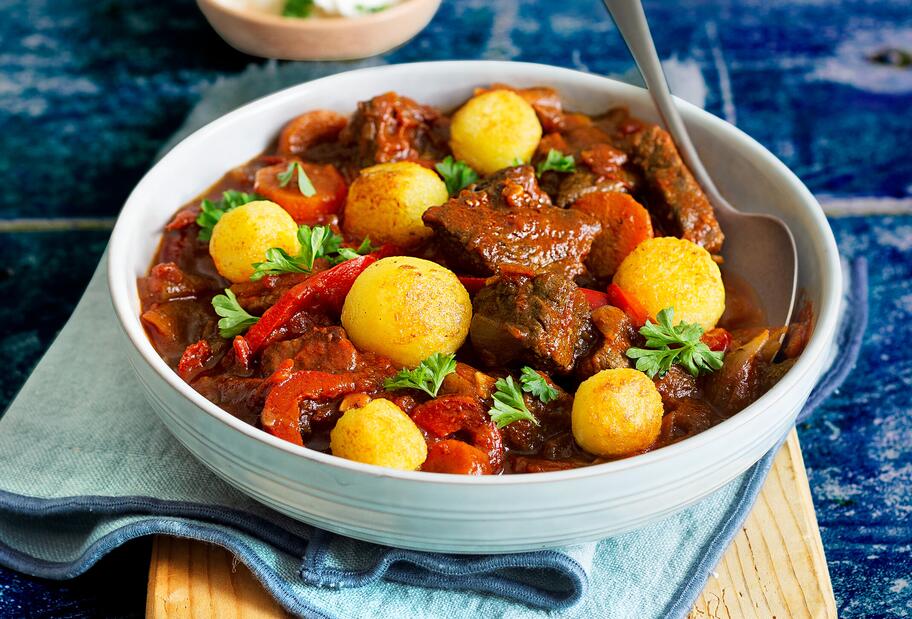 Gulasch mit Polentaklösschen