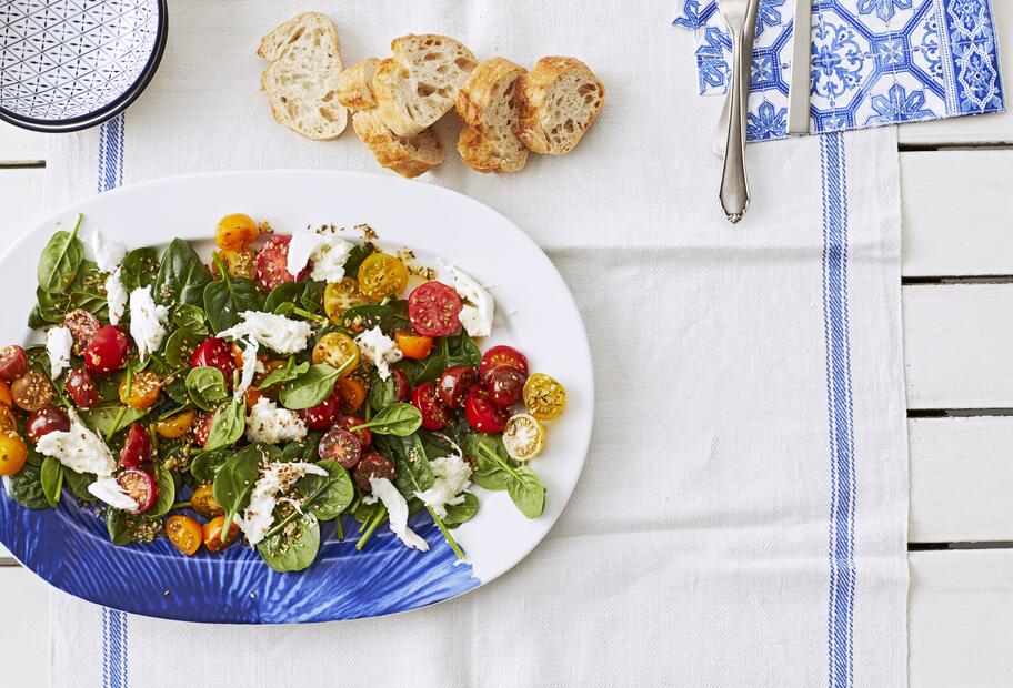 Spinat-Tomatensalat mit Büffelmozzarella