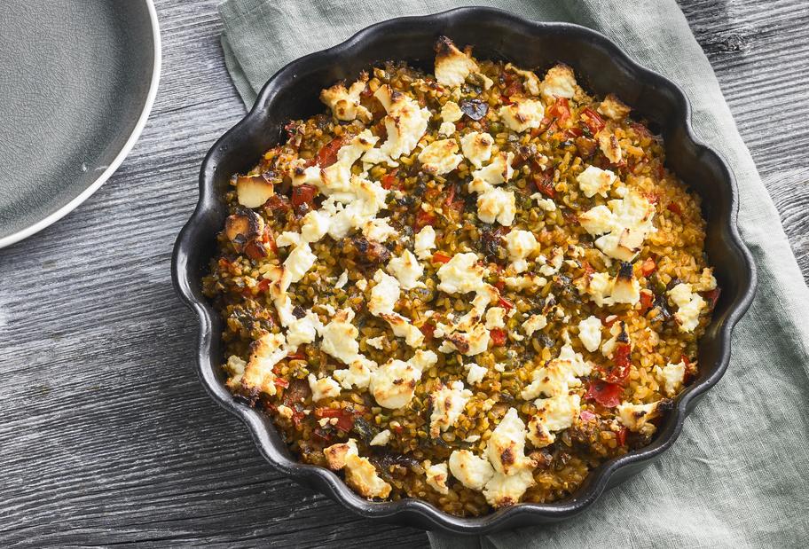 Knusprig überbackener Bulgur-Auflauf mit Feta