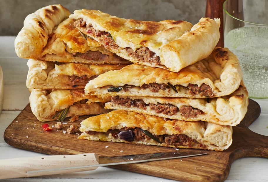 Gefülltes Fladenbrot mit Mett und Kräutern