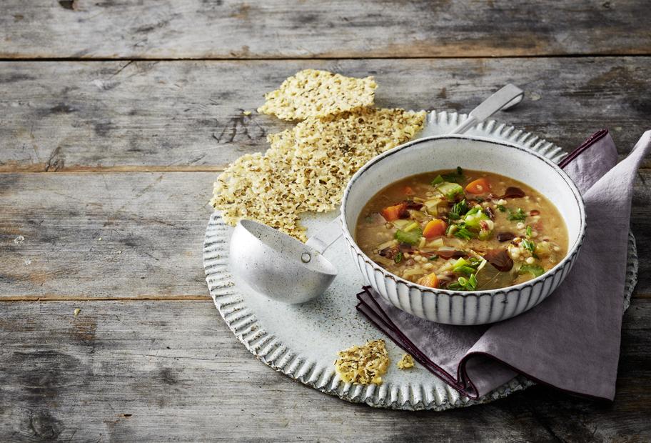 Graupeneintopf mit Parmesan-Crackern