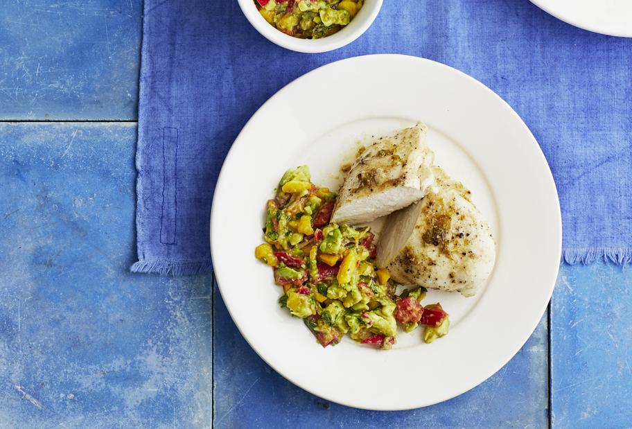 Gedämpftes Hähnchen mit Avocado-Salsa