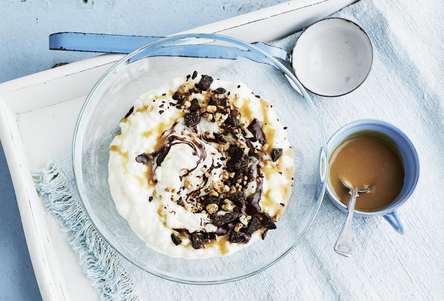 Karamell-Milchreis mit Schoko-Erdnuss-Topping
