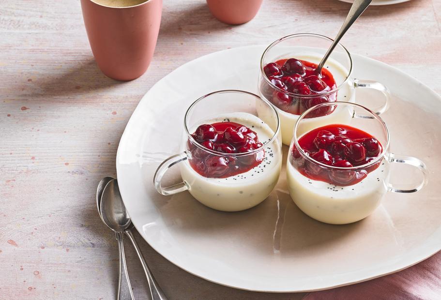 Mohn-Holunderblüten-Panna-cotta