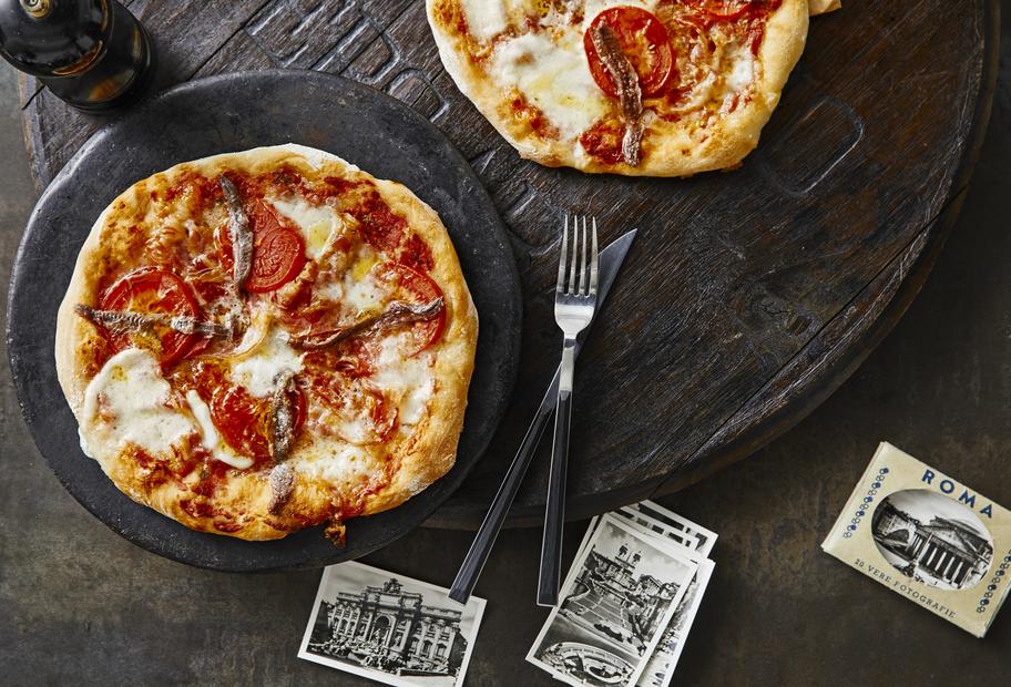 Pizza mit Pancetta, Tomaten und Büffelmozzarella