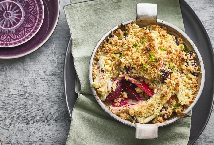 Knuspriger Rote-Bete-Crumble mit Fenchel