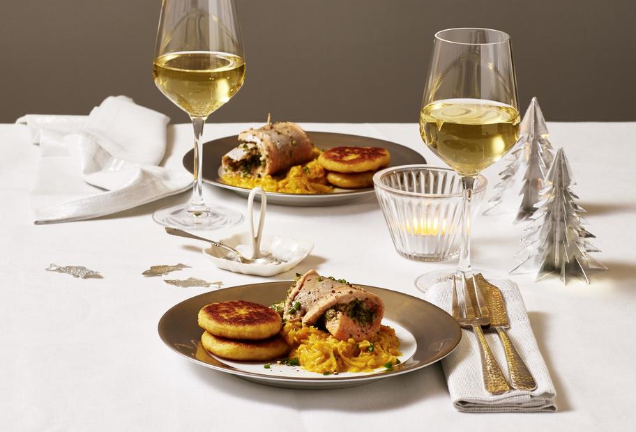 Saiblingsröllchen mit Kürbis-Sauerkraut und Kartoffelplätzchen
