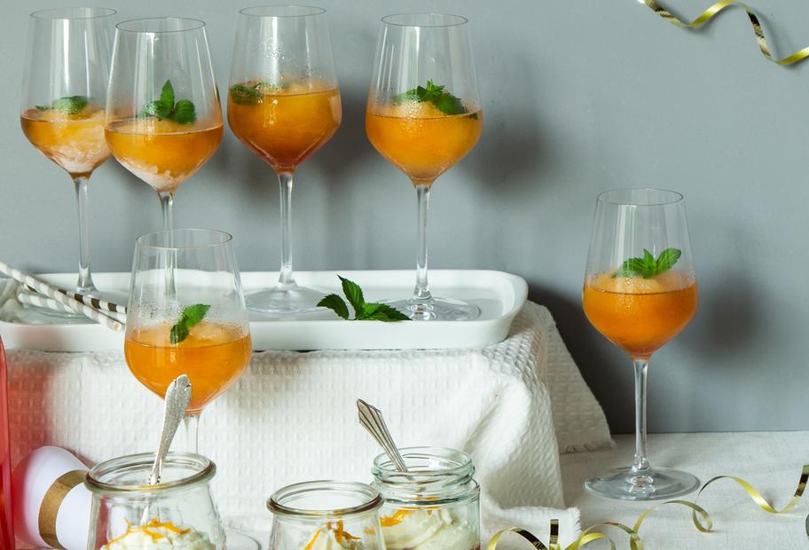 Frozen Wine-Slush mit Himbeerbonbonlikör