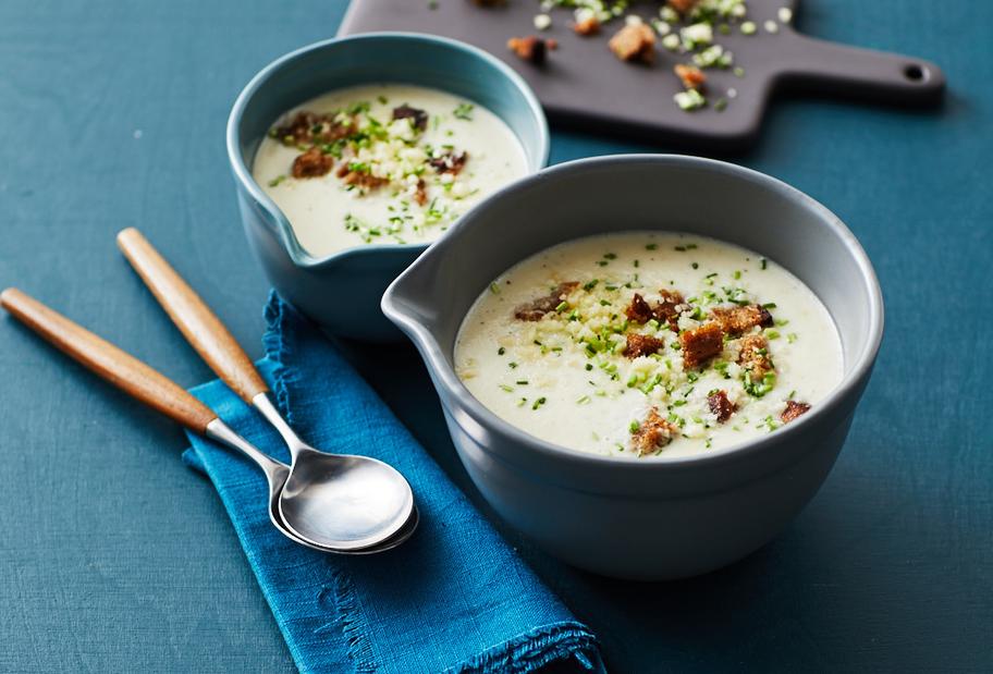 Klassische Zwiebelsuppe mit knusprigen Croûtons