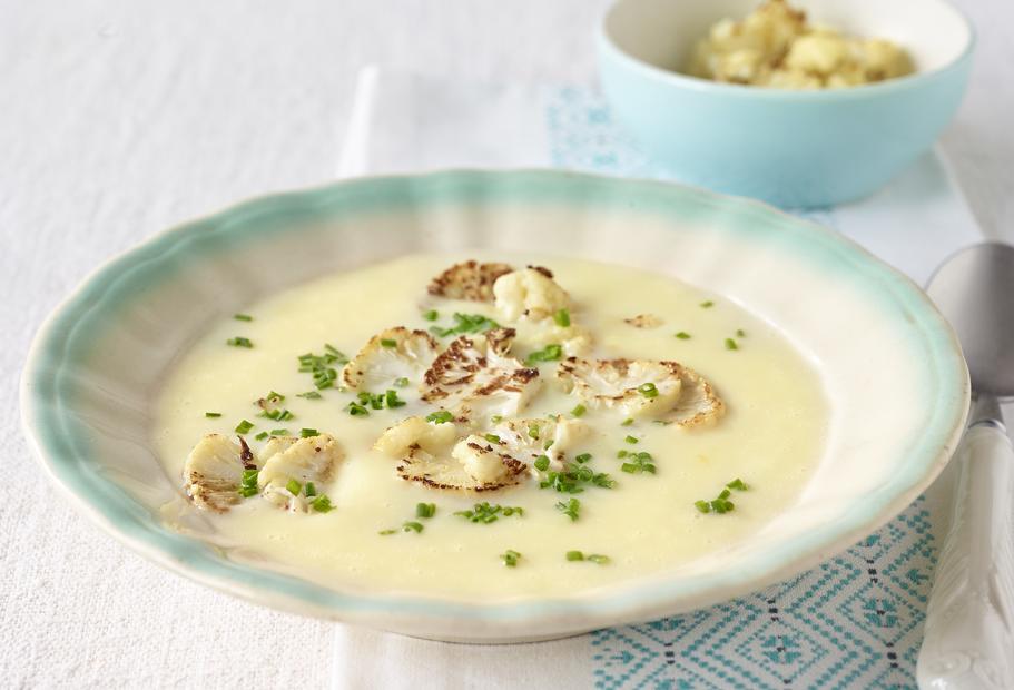Low-Carb-Blumenkohlcremesuppe mit Schlagsahne