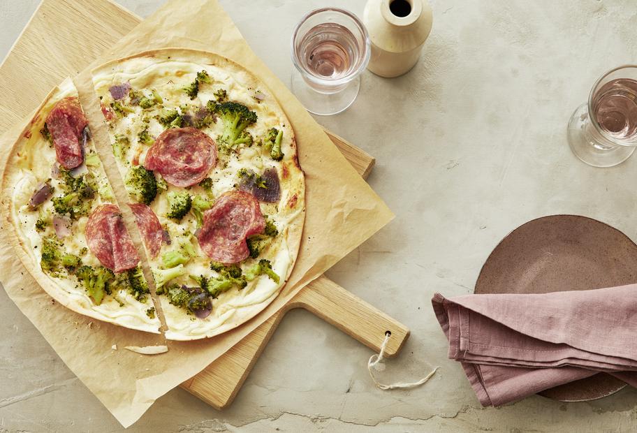 Knuspriger Flammkuchen mit feiner Salami