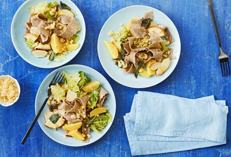 Buchweizennudeln mit Wirsing und Kartoffeln