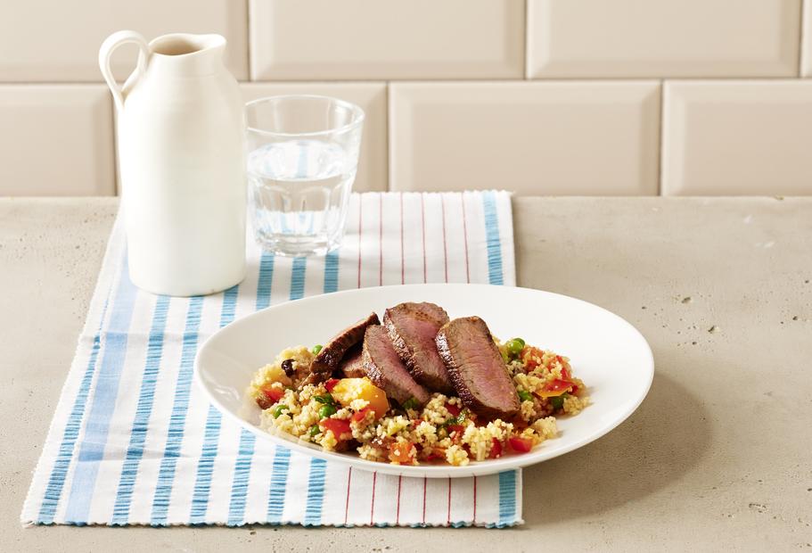 Gemüse-Couscous mit Lammrücken