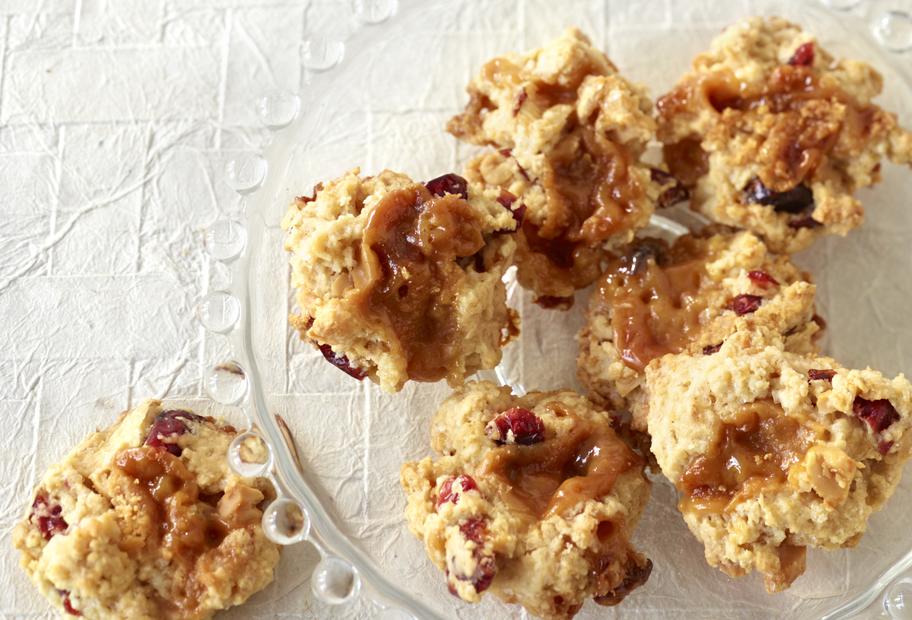 Crunchy Karamell-Cookies mit Erdnüssen
