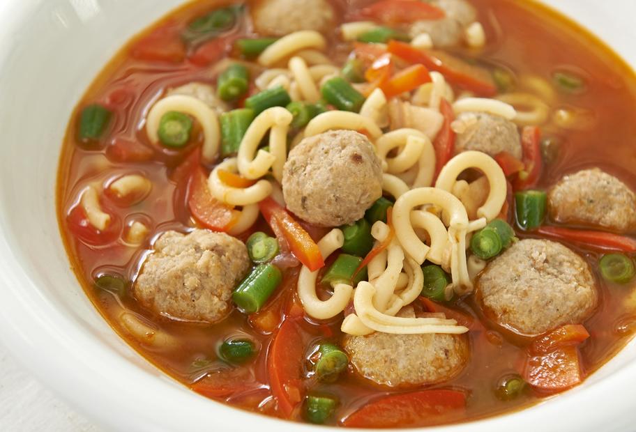 Tomaten-Nudelsuppe mit Mettbällchen
